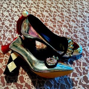 NWT Beautiful dress shoes.. very unique design..velvet marble tassel!!!